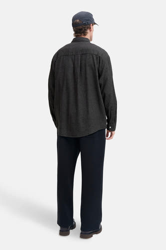 Zwart hemd met lange mouwen van CORE BY JACK & JONES, met een subtiel ruitpatroon op de achterkant.