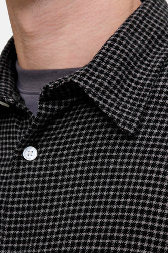 Zwart hemd met lange mouwen van CORE BY JACK & JONES, met een houndstooth-patroon en een grijze onderlaag.
