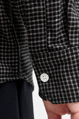 Zwart hemd met lange mouwen van CORE BY JACK & JONES, houndstooth patroon en knoopdetail.
