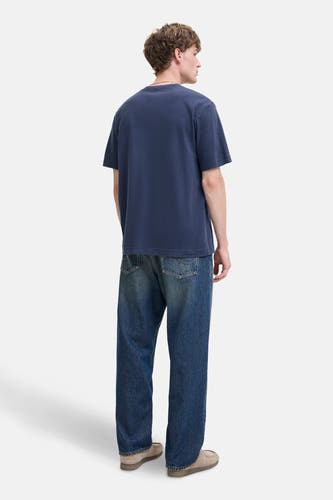 T-shirt bleu à manches courtes d'ORIGINALS BY JACK & JONES, vue arrière, associé à des jeans larges et des chaussures en cuir de mouton.