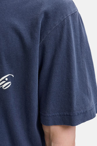 T-shirt bleu à manches courtes d'ORIGINALS BY JACK & JONES, gros plan sur la manche et une partie de l'impression.