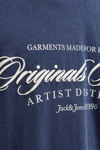 T-shirt bleu à manches courtes d'ORIGINALS BY JACK & JONES, avec une impression blanche de texte et de logo.