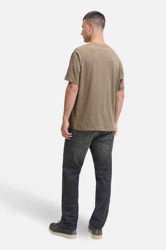 Kaki T-shirt met korte mouwen van PREMIUM BLUE by JACK & JONES, gezien van achteren met een zwarte jeans en grijze schoenen.