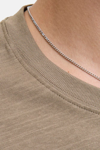 Kaki T-shirt met korte mouwen van PREMIUM BLUE by JACK & JONES, met een zilveren ketting om de hals.