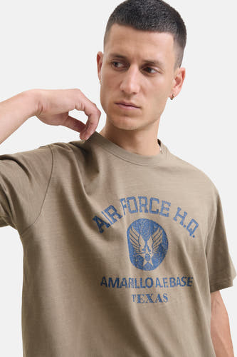 Kaki T-shirt met korte mouwen van PREMIUM BLUE by JACK & JONES, met blauwe opdruk van een Air Force logo.
