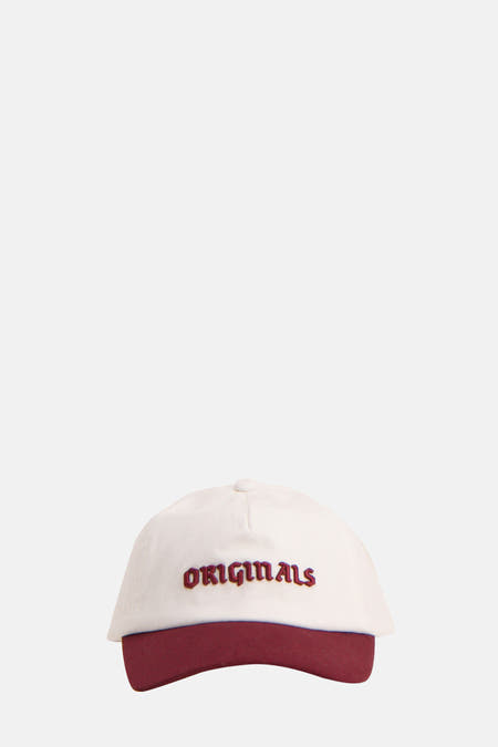 Rode pet van ACCESSORIES BY JACK & JONES met het woord "ORIGINALS" in rode letters op de voorkant.
