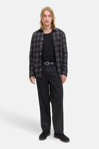 Jean noir chino de JACK & JONES JEANS INTELLIGENCE, associé à une chemise à carreaux et des chaussures en cuir de mouton, vu de dos.