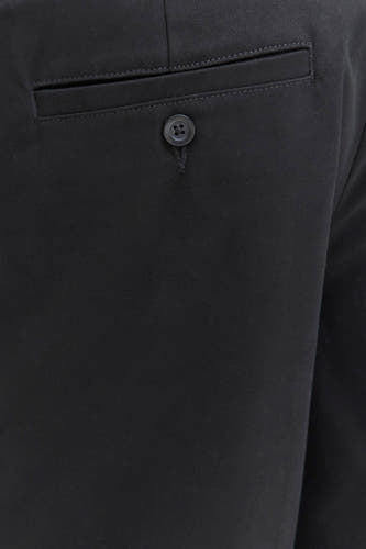Zwarte chino van JACK & JONES JEANS INTELLIGENCE, met knoop detail op de achterzak.
