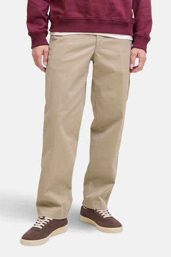 Beige chino van JACK & JONES JEANS INTELLIGENCE, gedragen met een bordeauxrode trui en bruine sneakers.