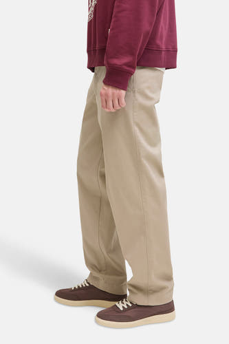 Beige chino van JACK & JONES JEANS INTELLIGENCE, met losse pasvorm, gedragen met bordeauxrood sweatshirt en bruine sneakers.