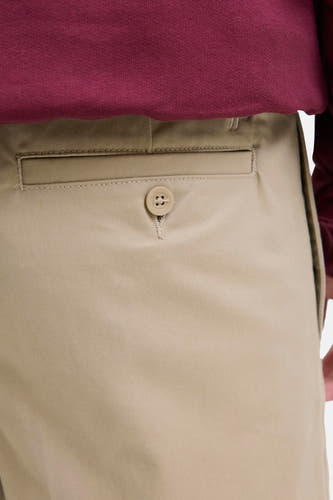 Beige chino van JACK & JONES JEANS INTELLIGENCE, met achterzak met knoopsluiting en subtiele stiksels.