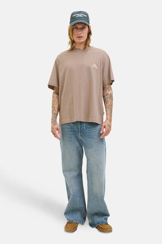 T-shirt brun à manches courtes d'ORIGINALS BY JACK & JONES, avec une petite impression sur la poitrine.