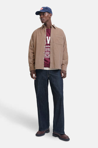 Bruin overhemd met lange mouwen van ORIGINALS BY JACK & JONES, gedragen met een donkerblauwe broek en een bordeauxrood sweatshirt.