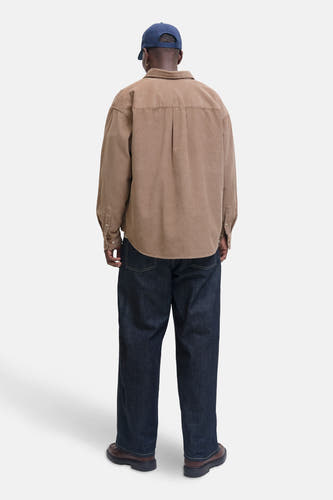 Bruin corduroy overhemd met lange mouwen van ORIGINALS BY JACK & JONES, gezien van achteren met donkerblauwe jeans en bruine schoenen.