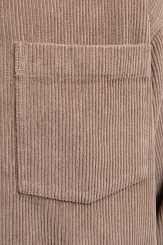 Bruin corduroy overhemd met lange mouwen van Originals by Jack & Jones, close-up van borstzak met verticale ribtextuur.