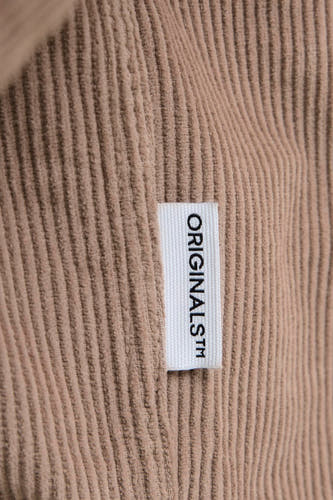 Bruin overhemd met lange mouwen van ORIGINALS BY JACK & JONES, close-up van een zachte ribstof textuur en een label.