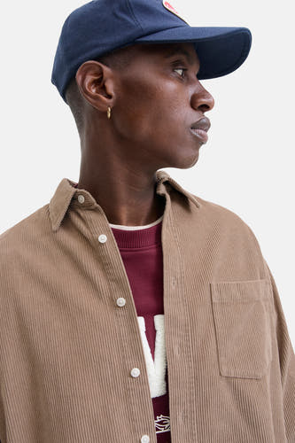 Bruin overhemd met lange mouwen van ORIGINALS BY JACK & JONES, met corduroy textuur en witte knopen.