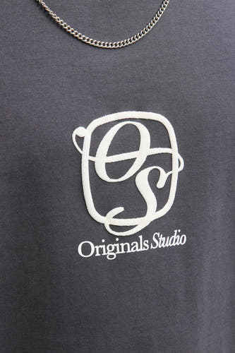 T-shirt gris (manches courtes) d'ORIGINALS BY JACK & JONES, avec logo 'OS' blanc imprimé.