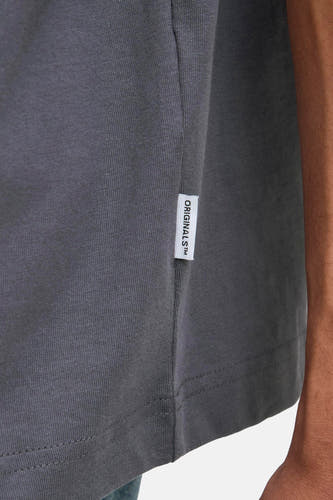 T-shirt gris (manches courtes) d'ORIGINALS BY JACK & JONES, avec un étiquette sur le côté.