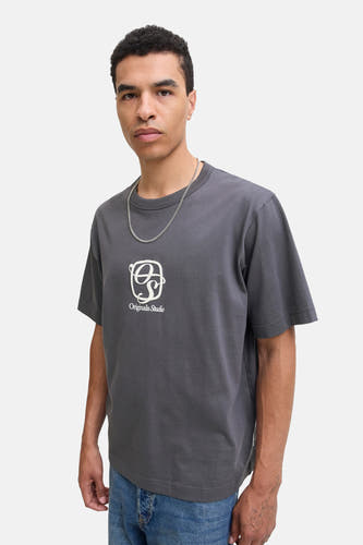 T-shirt gris à manches courtes d'ORIGINALS BY JACK & JONES, avec un logo blanc sur la poitrine et porté avec une chaîne argentée.