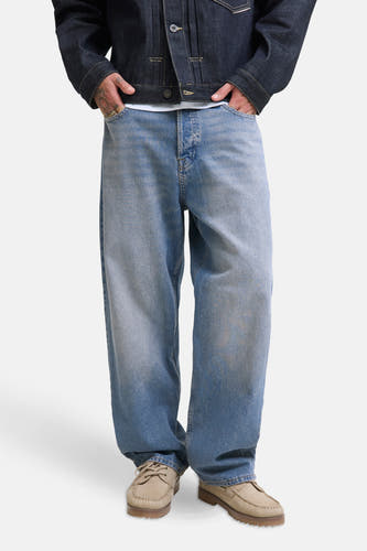 Jean décontracté en denim bleu de JACK & JONES JEANS INTELLIGENCE, avec une coupe ample.