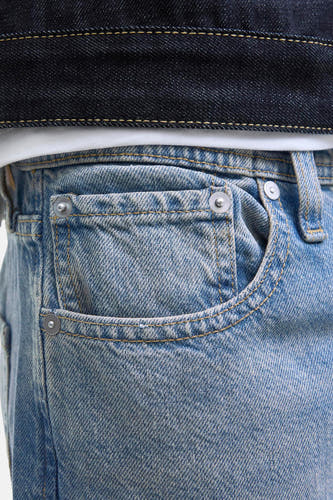 Jean décontracté, bleu moyen de JACK & JONES JEANS INTELLIGENCE, avec poche visible et bouton argenté.