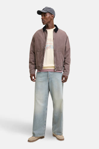 Beige trui van ORIGINALS BY JACK & JONES, gedragen met een bruin jack, wijde jeans en een grijze pet.
