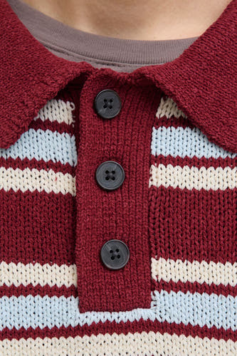 Pull à col V rouge d'ORIGINALS BY JACK & JONES, avec un motif rayé et des détails de boutons.