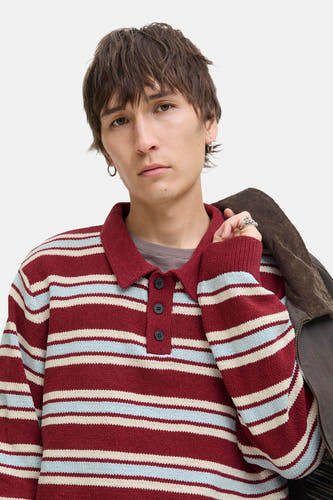 T-shirt rouge à col V d'ORIGINALS BY JACK & JONES, avec un motif rayé et une veste en corduroy sur l'épaule.