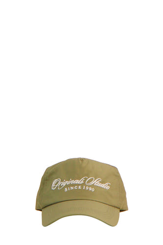 Groene pet van ACCESSORIES BY JACK & JONES, met witte geborduurde tekst op de voorkant.