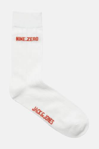 Witte sokken van ACCESSORIES BY JACK & JONES met rode tekst 'NINE.ZERO' en 'JACK & JONES'.
