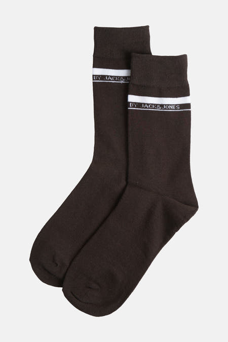 Chaussettes brunes d'ACCESSORIES BY JACK & JONES avec des rayures blanches et le logo de la marque sur l'ourlet.