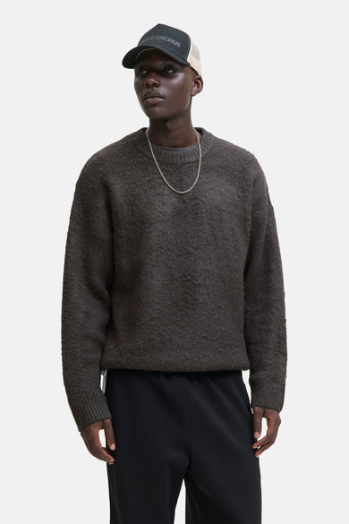 Sweat-shirt gris avec col rond de CORE BY JACK & JONES, avec une chaîne argentée et un pantalon noir.