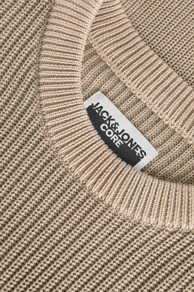 Beige trui met ronde hals van CORE by JACK & JONES, detailopname met label.