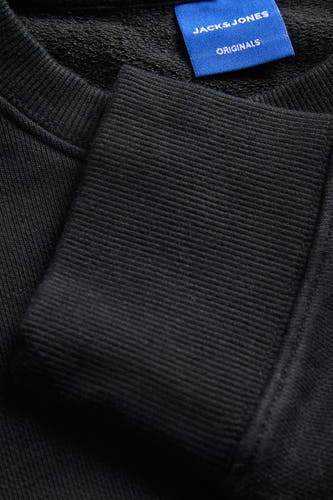 Zwarte sweater met ronde hals van ORIGINALS BY JACK & JONES, met ribgebreide details aan de zoom en manchetten.
