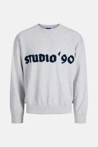 Pull-over gris d'ORIGINALS BY JACK & JONES, avec l'écriture 'Studio 90' en bleu.