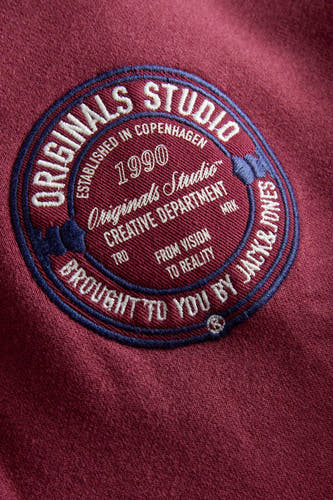 Gilet rouge d'ORIGINALS BY JACK & JONES, avec un logo brodé rond sur la poitrine.