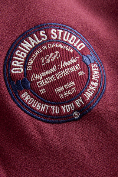 Gilet rouge d'ORIGINALS BY JACK & JONES, avec un logo brodé rond sur la poitrine.