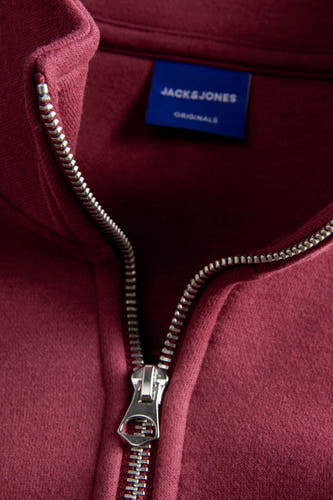Gilet rouge d'Originals by Jack & Jones, avec une fermeture éclair argentée et un étiquette sur la en.