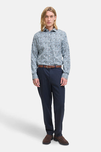 Chemise bleue à manches longues de PREMIUM by JACK & JONES, avec motif floral, associée à un pantalon foncé et des chaussures marron.