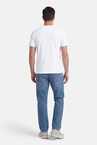 Wit T-shirt met korte mouwen van ORIGINALS BY JACK & JONES, gezien van achteren met blauwe jeans en grijze sneakers.