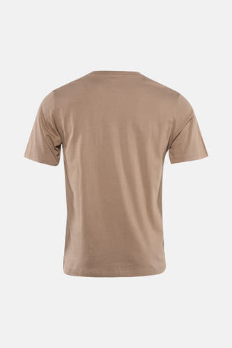 T-shirt marron à manches courtes de ORIGINALS BY JACK & JONES, vue arrière, associé à un jean clair et des chaussures grises.