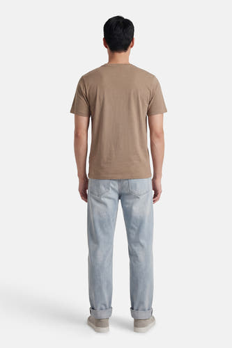 Bruin T-shirt met korte mouwen van ORIGINALS BY JACK & JONES, achterkantweergave, gecombineerd met lichte jeans en grijze schoenen.