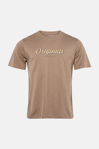 T-shirt marron à manches courtes de ORIGINALS BY JACK & JONES, avec un imprimé texte sur la poitrine, à combiner avec un jean et des baskets.