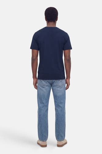 Blauw T-shirt met korte mouwen van ORIGINALS BY JACK & JONES, achterkant gezien, gecombineerd met een blauwe jeans en suède schoenen.