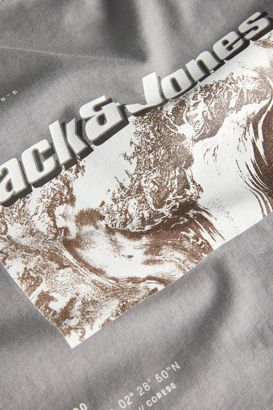 T-shirt gris à manches courtes de Core by Jack & Jones, avec une impression graphique frappante et des coordonnées.