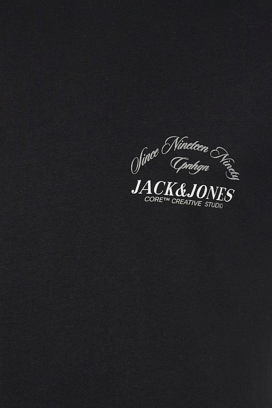 Zwart T-shirt met korte mouwen van CORE BY JACK & JONES, met een sierlijk opschrift.