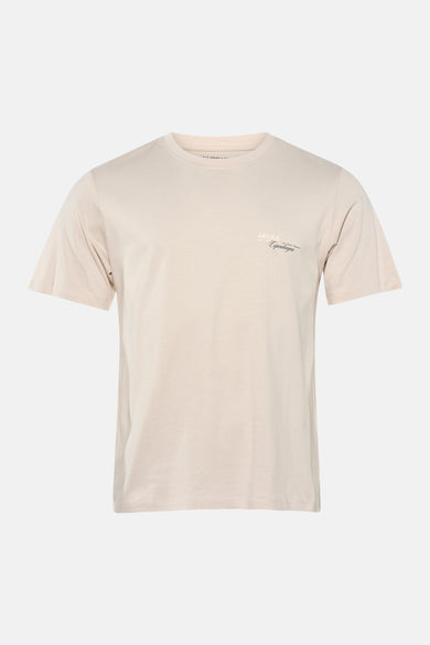 T-shirt beige à manches courtes de CORE by JACK & JONES, avec un petit imprimé texte sur la poitrine.