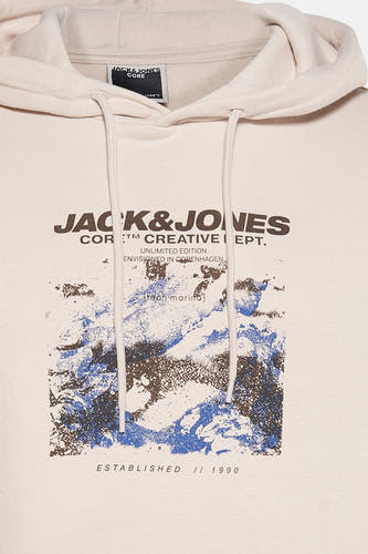 Beige sweater met capuchon van CORE by JACK & JONES, met een grafische print en trekkoorden.
