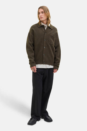 Bruin gilet van PREMIUM BLUE by JACK & JONES, met knoopsluiting, gedragen over een gestreept overhemd en een zwarte broek.
